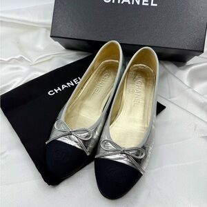 Chanel Silver Interlocking CC Logo Ballet Flats - 37.5C